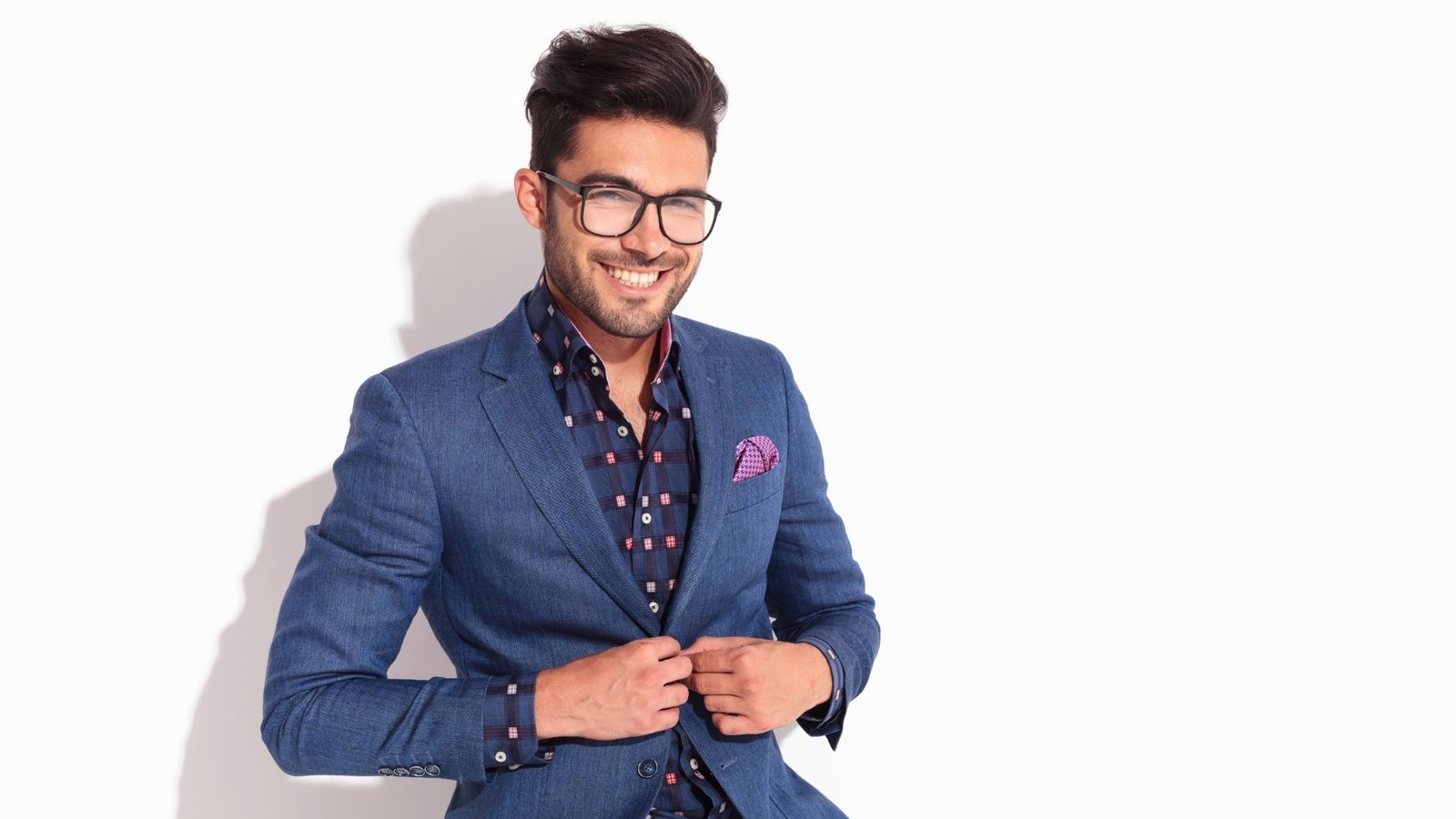 Lächelnder Mann mit Brille im blauen Sakko – überzeugendes Motivationsschreiben