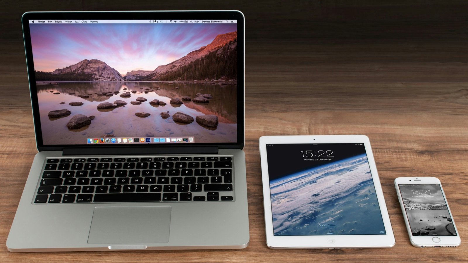 Laptop, Tablet und Smartphone auf einem Holztisch – Lebenslauf digital