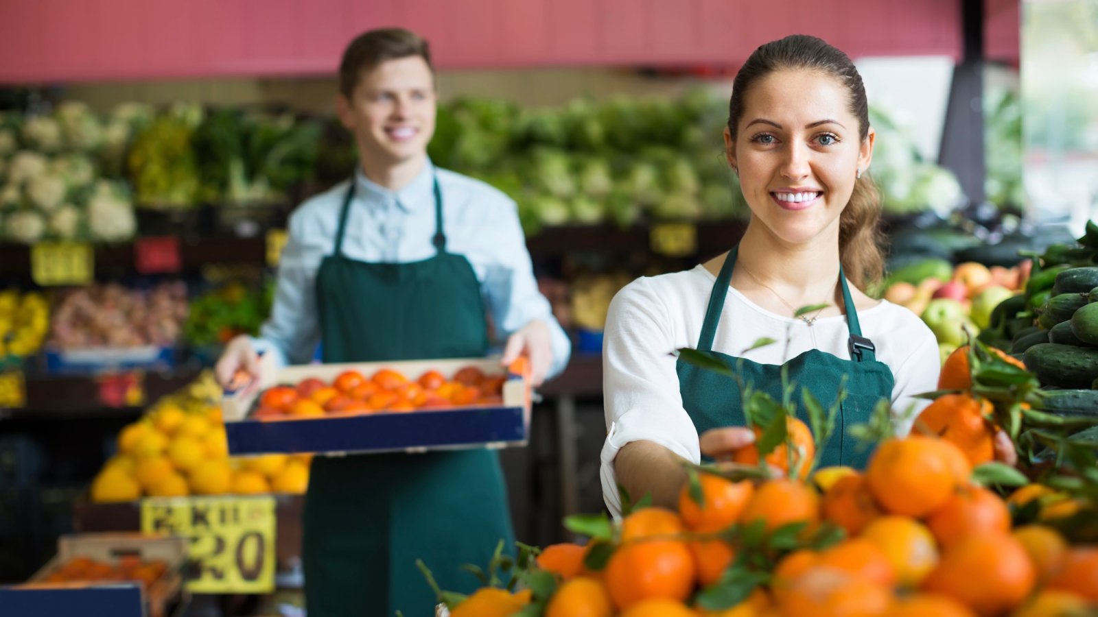 Verkäuferin und Verkäufer mit Orangen an einem Gemüsestand – Kundenstimme