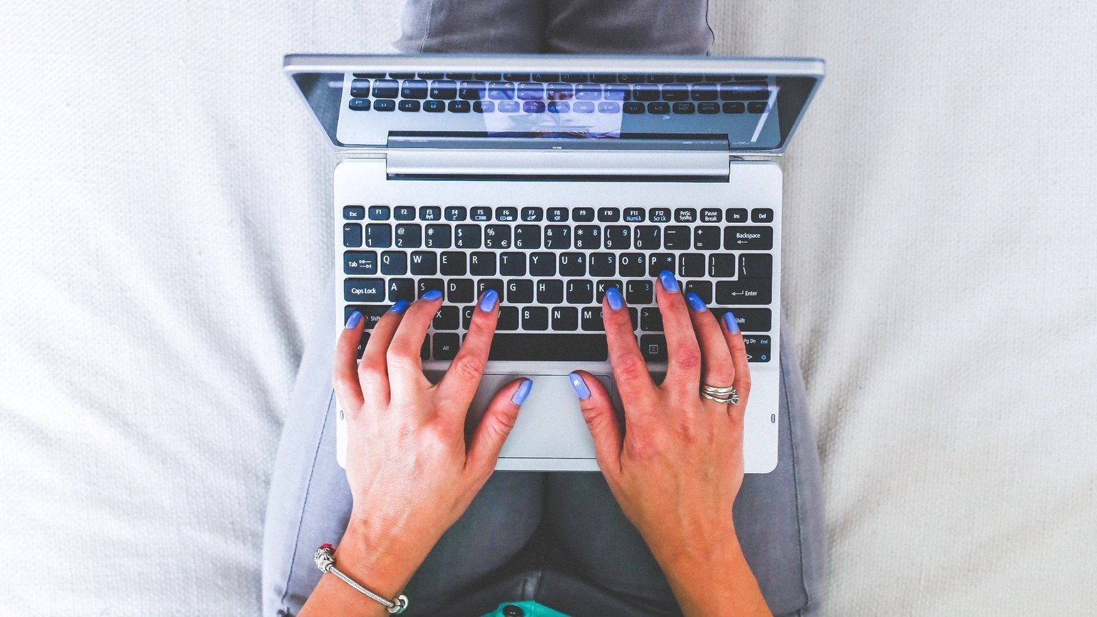 Hände tippen auf einer Laptoptastatur – worauf es bei der Online-Bewerbung ankommt