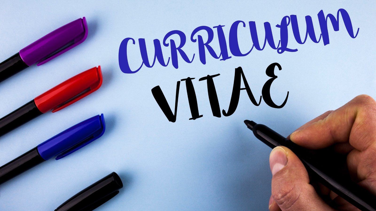 Hand schreibt «Curriculum Vitae» mit Filzstift – der erste Blick auf den Lebenslauf