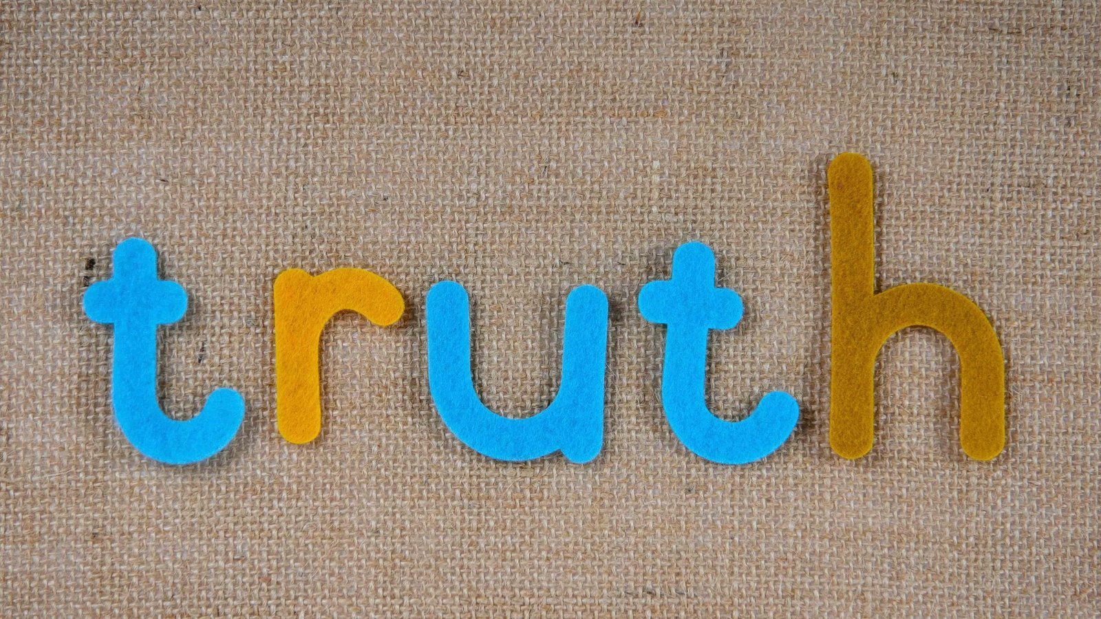 Filzbuchstaben bilden das Wort «truth» – in der Bewerbung ehrlich bleiben